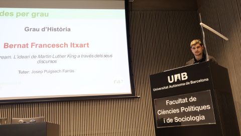 Chico presentando su TFG.